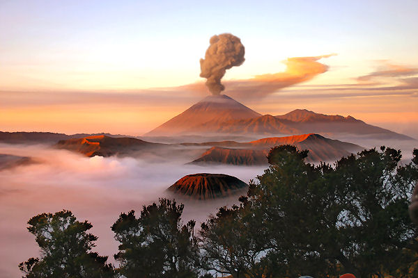Eine Trauminsel mit atemberaubenden Stränden, schroffen Klippen und aktiven Vulkane