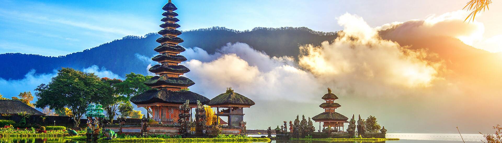 Bild von Pura Ulun Danu Bratan auf Bali, ein faszinierender Wassertempel inmitten atemberaubender Natur. Planen Sie Ihre Bali Reise und entdecken Sie dieses magische Reiseziel im Urlaub.