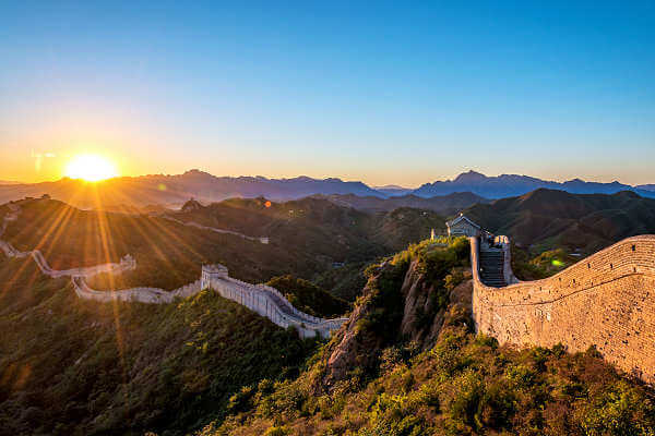 Die Chinesische Mauer in China ist mit über 20.000 Kilometern das längste Bauwerk der Welt