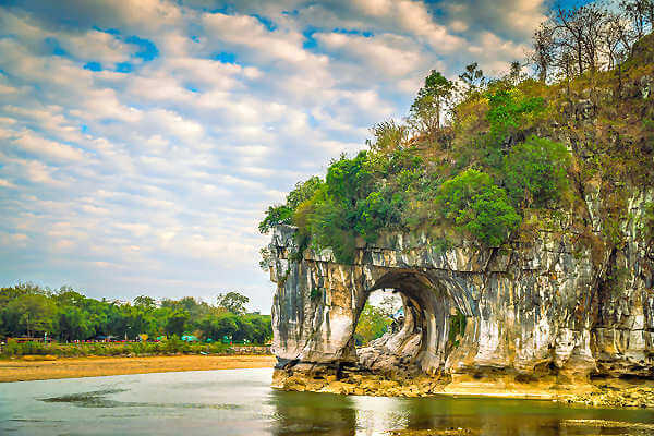 Der Elefantenrüsselberg ist ein Berg aus Kalkstein am Westufer des Li-Flusses bei Guilin