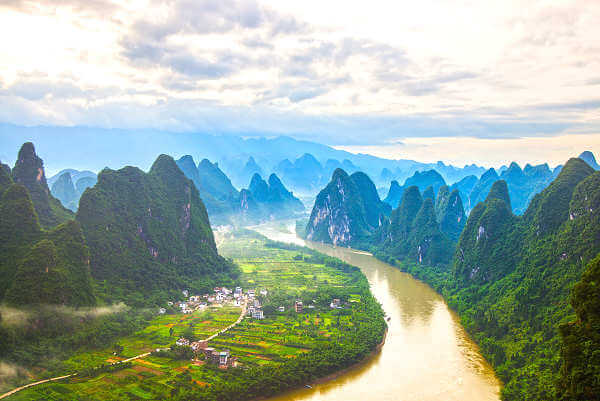 Der Li Jiang-Fluss und die ihn begleitenden Karstberge von China