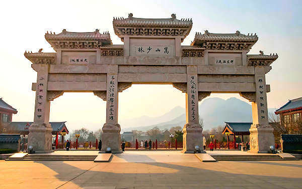 In Luoyang liegt das weltberühmte Shaolin Kloster am Fuße des heiligen Berges Song