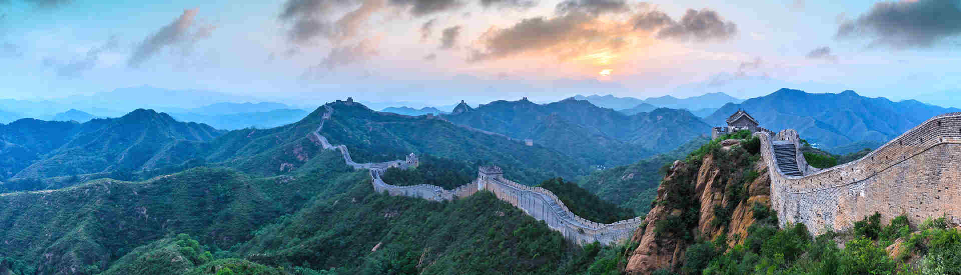 Beeindruckende Ansicht der Großen Mauer Chinas, einer ikonischen Sehenswürdigkeit für Abenteuerlustige und Geschichtsinteressierte