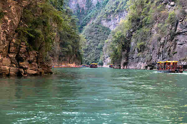 Bild der beeindruckenden Shennong-Schluchten mit smaragdgrünem Wasser und umgebender Natur