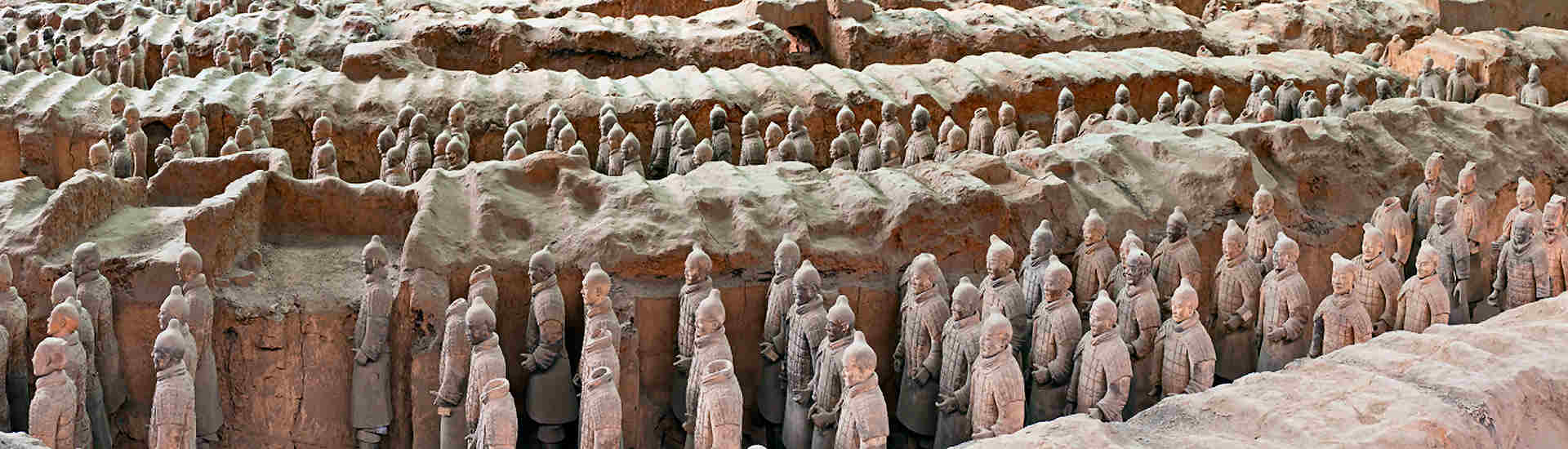 Bild einer beeindruckenden Terrakotta Armee in China, ein Höhepunkt jeder Reise in dieses faszinierende Land