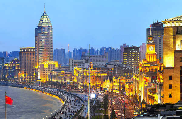 Die Uferpromenade liegt am westlichen Ufer des Flusses Huangpu und ist die Touristenattraktion von Shanghai