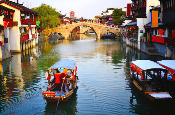 Suzhou durch die vielen Kanäle und Brücken auch „Venedig des Ostens“ genannt
