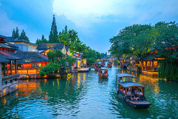Wuzhen ist ein berühmtes Wasserdorf in der Stadt Jiaxing, Bootsfahrten entlang der Wasserstraßen