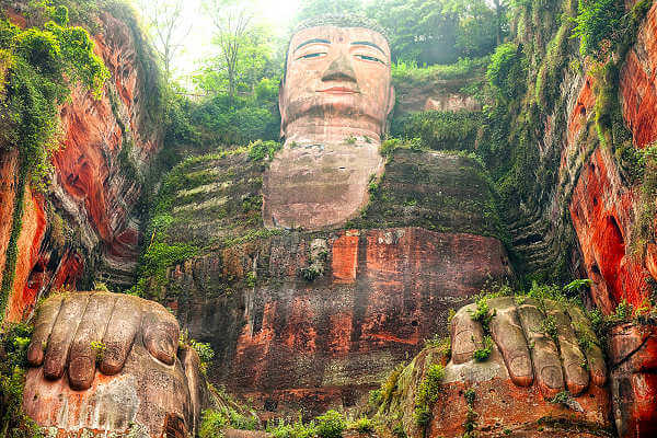 Der Buddha von Leshan in China gilt als größte Buddha-Skulptur der Welt