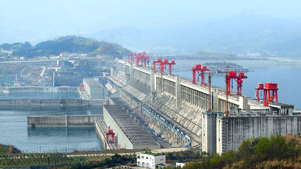 Mitten in der Xiling-Schlucht wurde der Drei Schluchten Staudamm erbaut