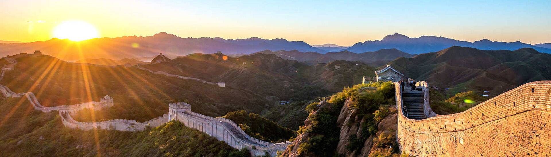 Bild der imposanten Großen Mauer von China, die sich majestätisch über die Berge erstreckt