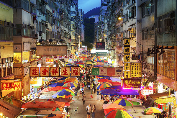 Temple Street Night Market ist einer der größten und geschäftigsten Nachtmärkte in Hongkong