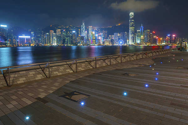 Tsim Sha Tsui Promenade mit einen unvergesslichen Ausblick auf den Victoria Harbour von Hongkong