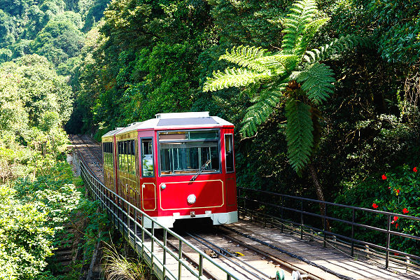 Die Peak Tram ist eine Standseilbahn auf Hongkong Island