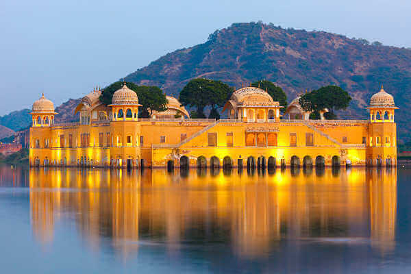 Der Jal Mahal Palast von Indien liegt inmitten des Man Sagar Sees in Jaipur