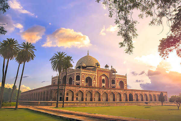 Bild des beeindruckenden Humayun Mausoleums in Indien - Entdecken Sie die Pracht der Architektur