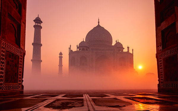 Indiens berühmtes Wahrzeichen das Taj Mahal in Agra.