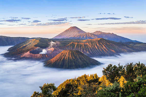 Der Gunung Bromo mit einer Höhe von 2.300 Metern ist der bekannteste Vulkan auf in Indonesien auf der Insel Java