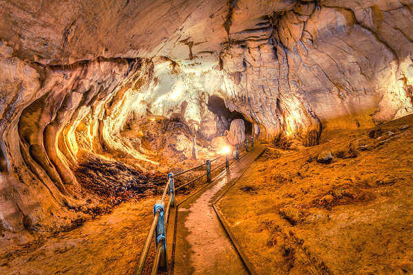 Der Gunung Mulu Nationalpark befindet sich im malaysischen Teil der Insel Borneo und ist durch sein großes Höhlensystem bekannt