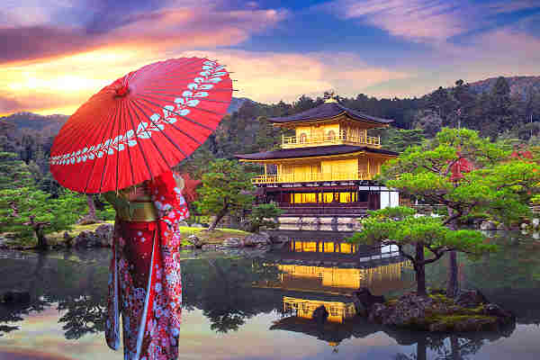 Goldener Pavillon Kinkaku-ji im Herbst in Kyoto