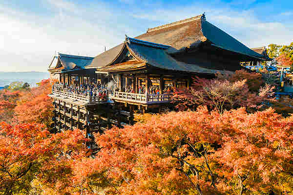 Blick auf den berühmten Kiyomizu-dera-Tempel in Kyoto