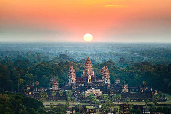 Die majestätischen Tempelanlagen und einstigen Königspaläste des Khmer Reiches in Kambodscha