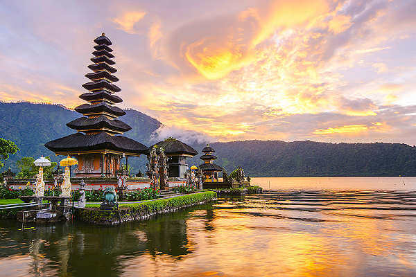 Der Pura Ulun Danu Bratan liegt auf einer kleinen Halbinsel am Ufer des Bratan Sees
