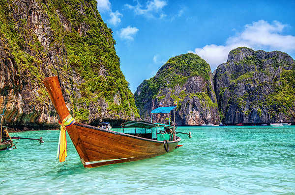 Maja Bay in Thailand ist bekannt aus dem Film The Beach. Die Maya Bay gehört zu den schönsten Strände weltweit.