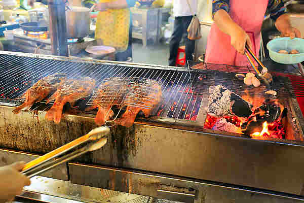 Gebratener Fisch in einer vietnamesischen Garküche - Ein Highlight auf Ihrer Vietnam Reise
