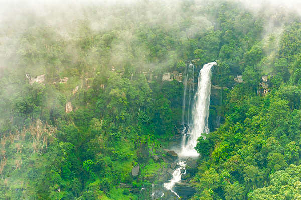 Das Bolaven-Plateau die Hochebene in Laos ist bekannt für ihre Kaffeeplantagen und ihre Wasserfälle