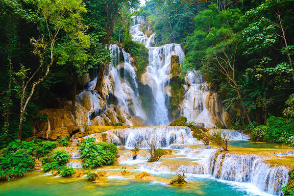 Der Kuang Si Wasserfall mit seinem blauen Wasser und den rauschenden Kaskaden ist eine der schönsten Sehenswürdigkeiten von Laos