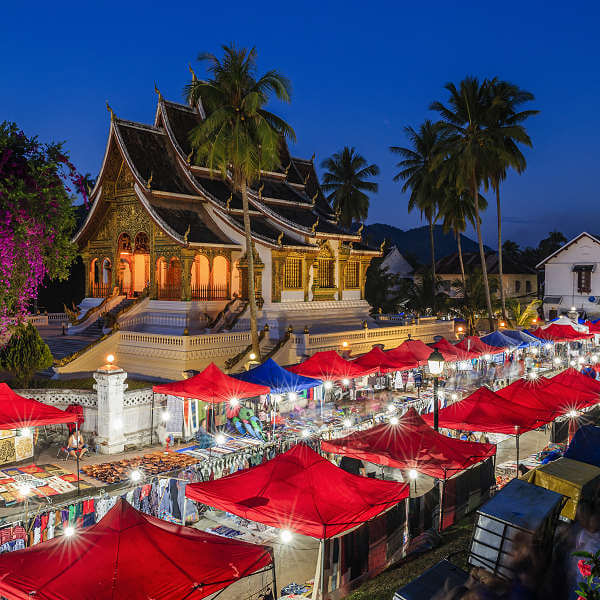 Auf der Straße zwischen Königspalast und Mount Phousi findet jeden Abend der berühmte Nachtmarkt von Luang Prabang statt