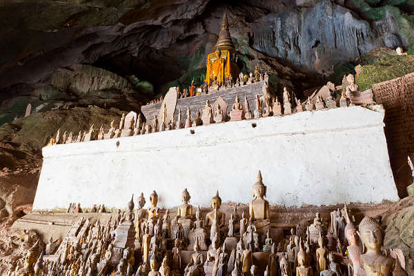Die Pak Ou Höhlen liegen am Mekong und sind mit hunderten von Buddhastatuen gefüllt