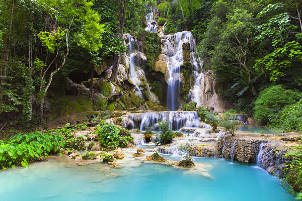 Kuang Si auch bekannt als Tat Kuang Si ist ein mehrstufiger Wasserfall in Luang Prabang in Laos
