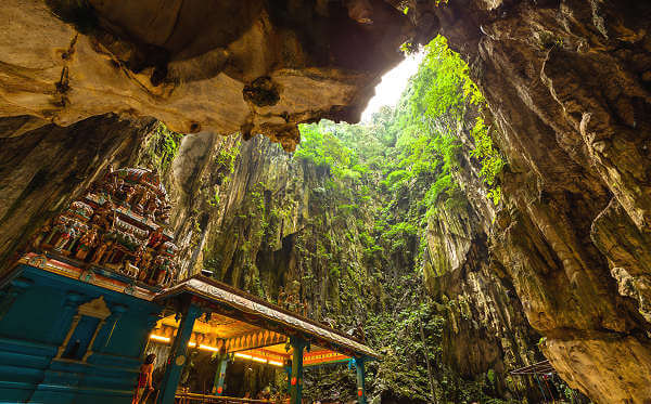 Die Batu Höhlen oder Batu Caves in denen sich Tempel und Schreine befinden und eine beliebte Pilgerstätte für die Hindus in Malaysia ist
