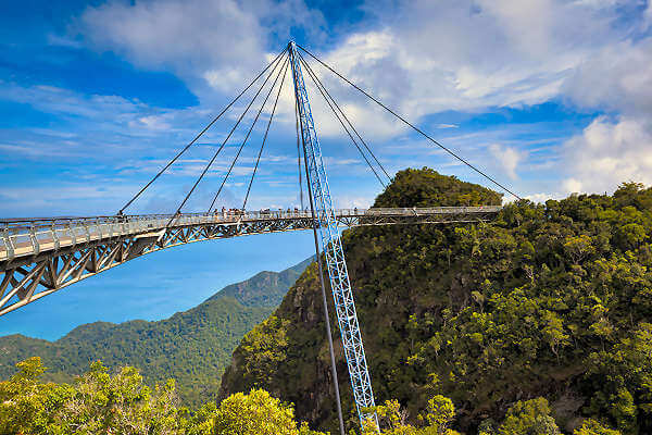 Langkawi Sky Bridge hoch über dem grünen Regenwald von Malaysia