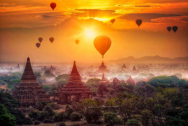 Ein besonderes Erlebnis ist eine Ballonfahrt bei Sonnenaufgang über Bagan in Myanmar