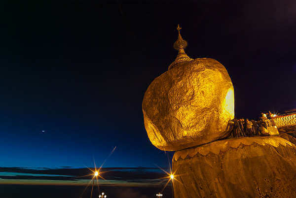 Der goldene Felsen liegt auf einem Berg bei der Stadt Kyaiktiyo  ist eine der heiligsten buddhistischen Stätte in Myanmar