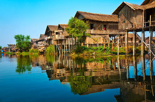Am Inle See erwarten Sie schwimmende Gärten, Einbeinruderer und buddhistische Klöster - eines der größten Highlights von Myanmar
