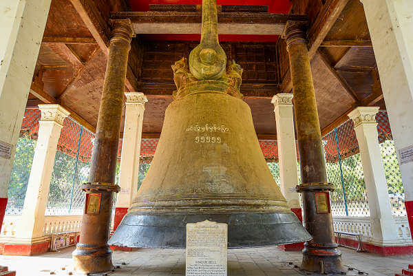 Die Mingun-Glocke im Dorf Mingun nördlich von Mandalay in Myanmar ist die zweitgrößte Glocke der Welt