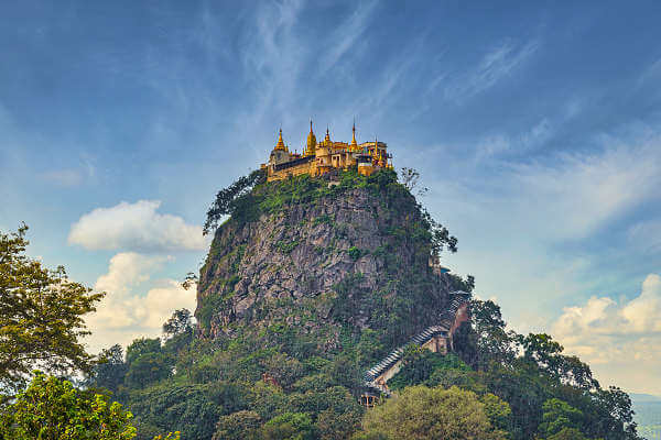 Buddhistische Tempel Popa Taung Kalat Pagode auf dem Berg Mount Popa in Myanmar