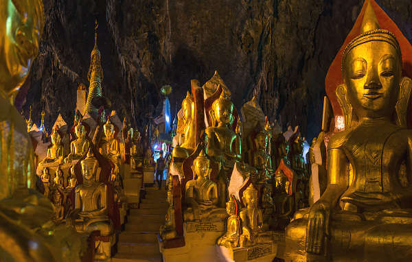 Mehr als 8000 Buddhastatuen befinden sich in den gigantischen Pindaya Höhlen