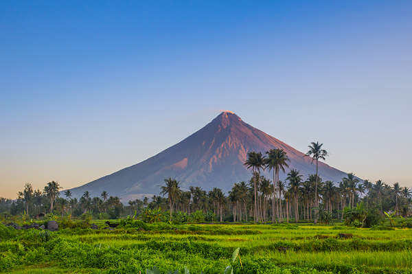 Der aktive Vulkan Mayon gehört zu den schönsten Vulkanen der Welt