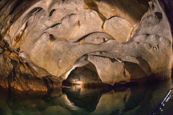 Der Puerto Princesa Subterranean River Nationalpark liegt an der Nordküste der Insel Palawan