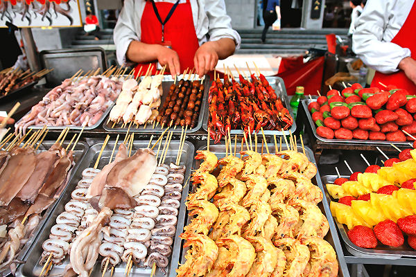 Street Food in Singapur auf Ihren Reisen im Hawker Center ausprobieren
