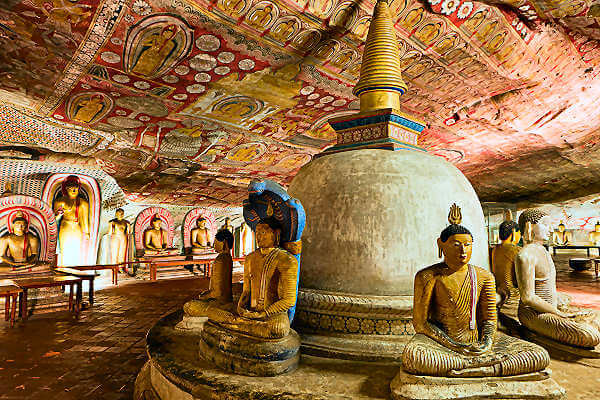 Die Höhlentempel von Dambulla sind auch durch schöne Felsmalerein und Buddha Statuen bekannt