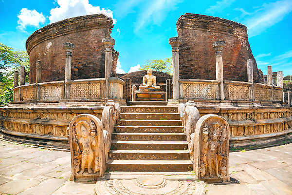 Der Park von Polonnaruwa ist sehr gross und beherbergt Tempelfiguren, Buddhastatuen und über 1000 Jahre alte Stupas