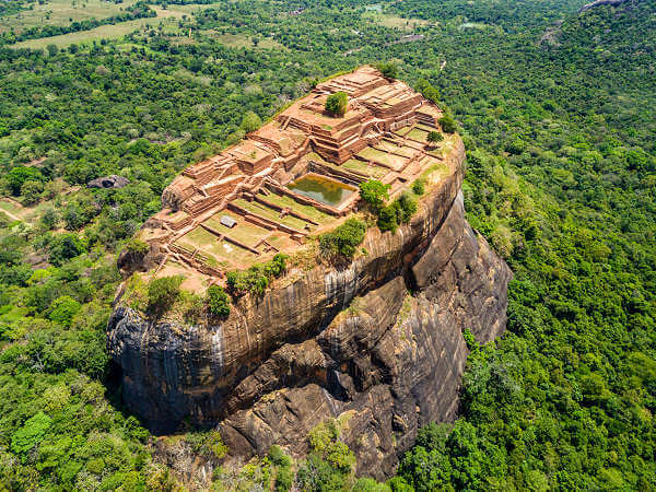 Die Ruinen der historischen Felsenfestung Sigiriya liegen im Herzen Sri Lankas