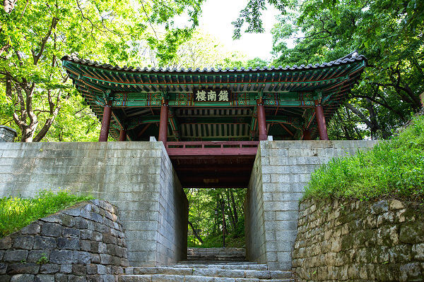 Die Festung Gongsanseong ist eine Festungsanlage aus der Ungjin-Periode.