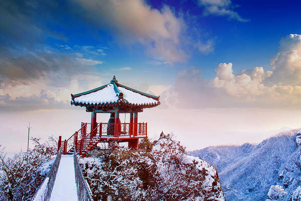Schneebedeckte Gipfel, tief verschneite Pfade und vereiste Bäume: Der Bukhansan Nationalpark in Südkorea zeigt sich im Winter von seiner magischsten Seite.